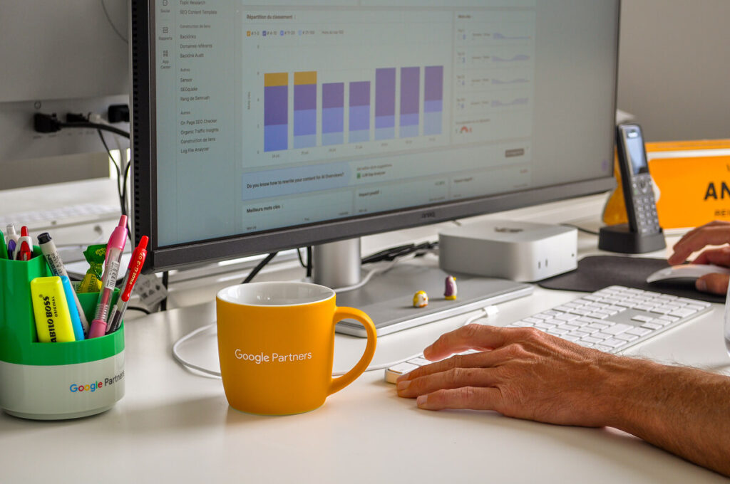 Responsable Acquisition en train de travailler - agence Google Partner Walt